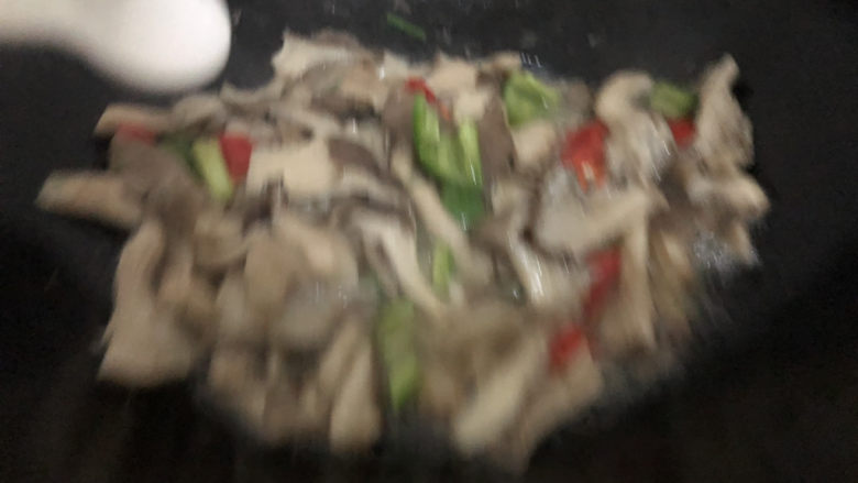 青椒炒平菇,翻炒一下加入盐(拍得太快🤣有点朦,将就看一下😁