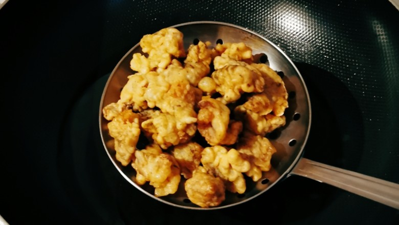 孜然鸡脆骨,油温6层热,将鸡脆骨一个一个放入油锅,炸至金黄色捞出。