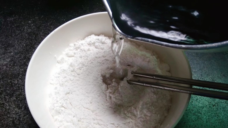 水果汤圆,水开后倒入糯米粉里(一次性不要加太多的开水哦)