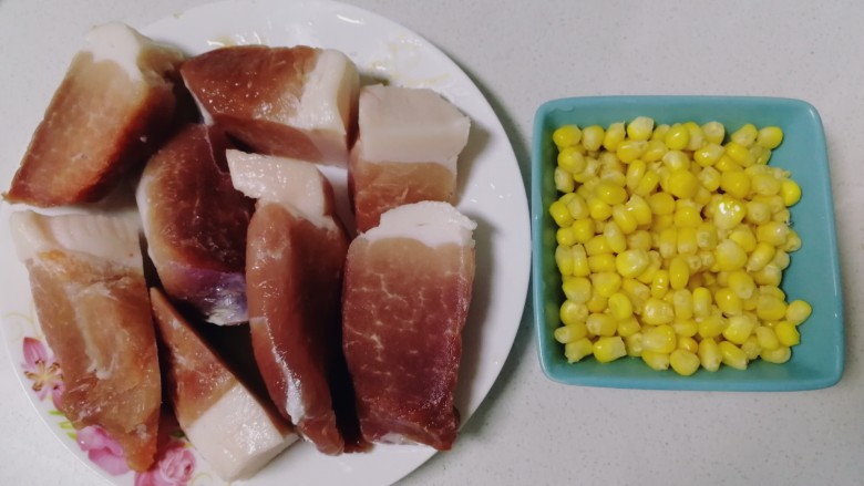 黑胡椒玉米脆皮肠,主料:二八肥瘦的前槽肉、熟的玉米粒。