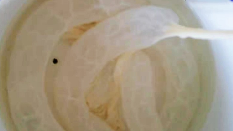 黑胡椒玉米脆皮肠,肠衣提前用葱姜水泡15分钟去腥,反复冲洗干净。