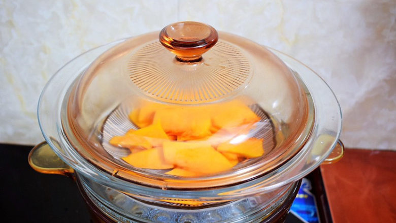 南瓜汤圆,<a style='color:red;display:inline-block;' href='/shicai/ 53'>南瓜</a>洗净切片放入蒸锅蒸熟