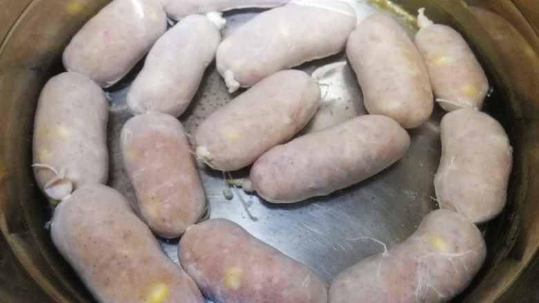 黑胡椒玉米脆皮肠,牙签在扎几个小眼,更好的排气,冷水下锅肉肠和水一起升温。