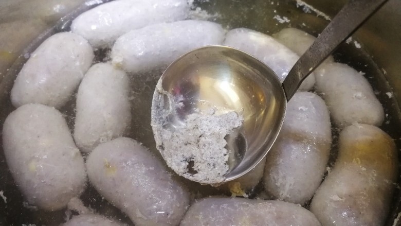黑胡椒玉米脆皮肠,文火煮开撇去浮沫,改小火煮30分钟。