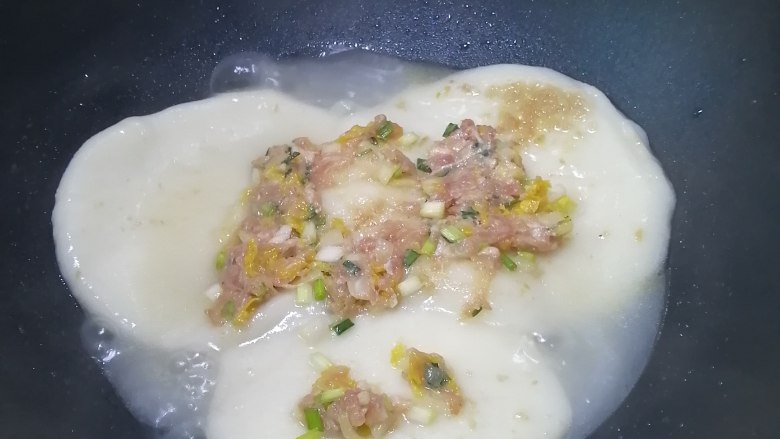 肉末煎白糍,煎至白糍变软，加入肉末