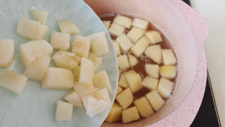 水果汤圆,加入梨块煮2分钟