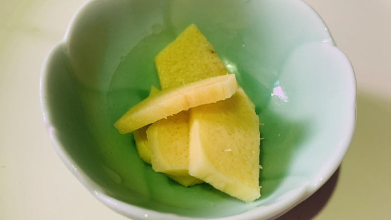 麻辣冻豆腐,姜片,待用