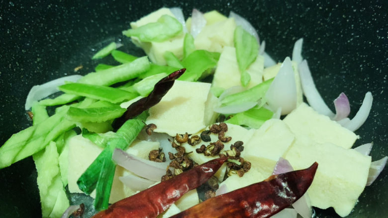 麻辣冻豆腐,再加入青椒,继续翻炒,如果太干,可以炝一点水