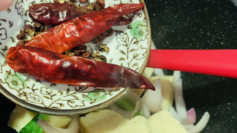 麻辣冻豆腐,翻炒一会冻豆腐,加入辣椒和花椒