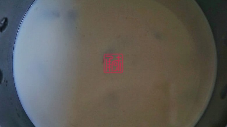 火锅中的小清新,日式豆乳锅,3、将高汤,豆乳和剥好的虾一起放入锅子中大火煮熟,然后转小火煮三分钟基本上就好了。 豆乳在煮沸后会有油脂产生,需要把油脂捞出。