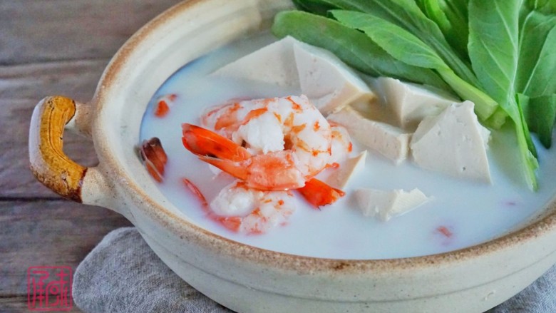 火锅中的小清新,日式豆乳锅,5、将煮好的汤汁倒在砂锅中,再次煮沸后小火慢炖10分钟,加入你喜欢的<a style='color:red;display:inline-block;' href='/shicai/ 3517'>青菜</a>就可以吃了。