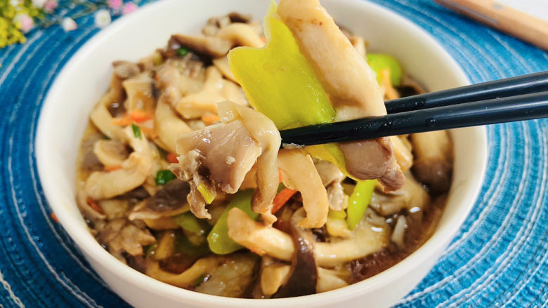 青椒炒平菇,青椒炒平菇,比肉还好吃!