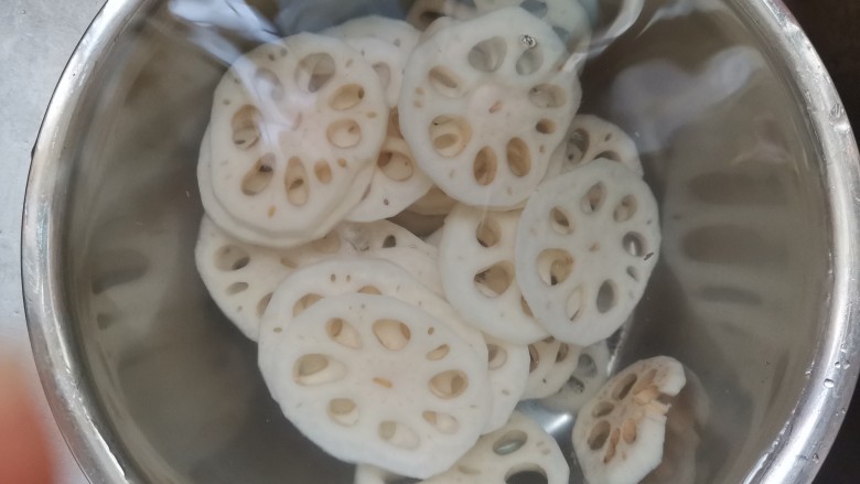 香辣藕片,洗去里面的淀粉浸泡在水里,防止氧化变黑