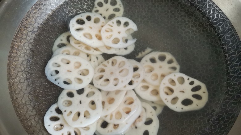 香辣藕片,锅里烧水加入适量的盐和白醋,水开下入莲藕焯水至断生