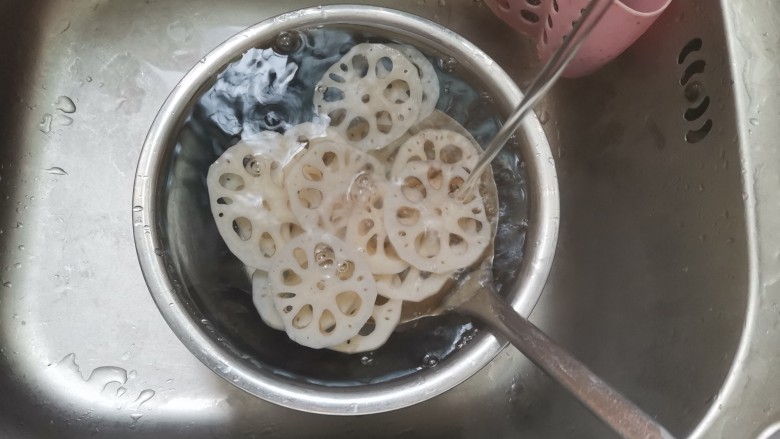 香辣藕片,莲藕焯水好后捞出投凉,然后控干水分备用