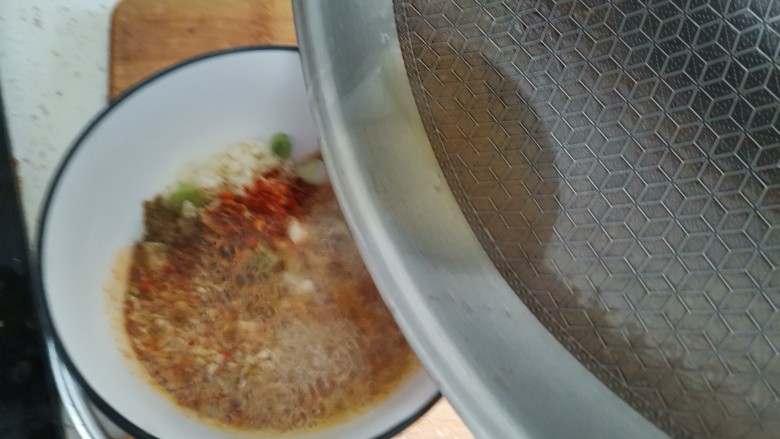 香辣藕片,锅里烧热油,用热油泼一下激出香味