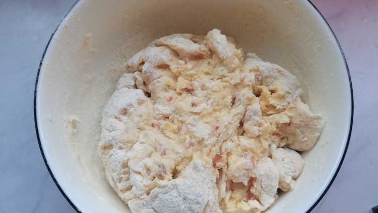 鸡蛋山药饼,搅成絮状,揉成不粘手的面团