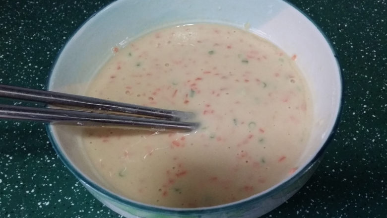 胡萝卜鸡蛋饼,倒入适量的水调成稀稠面糊,水量多少根据各人喜欢的稀稠程度来定