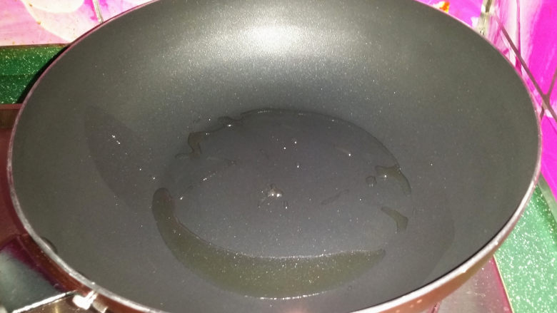 胡萝卜鸡蛋饼,不粘锅加热,倒少许食用油