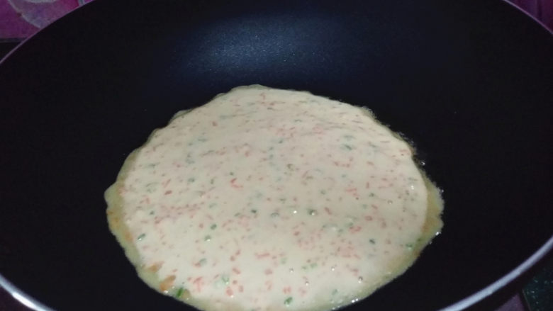 胡萝卜鸡蛋饼,提起炒锅转一圈,面糊流淌成大簿面饼
