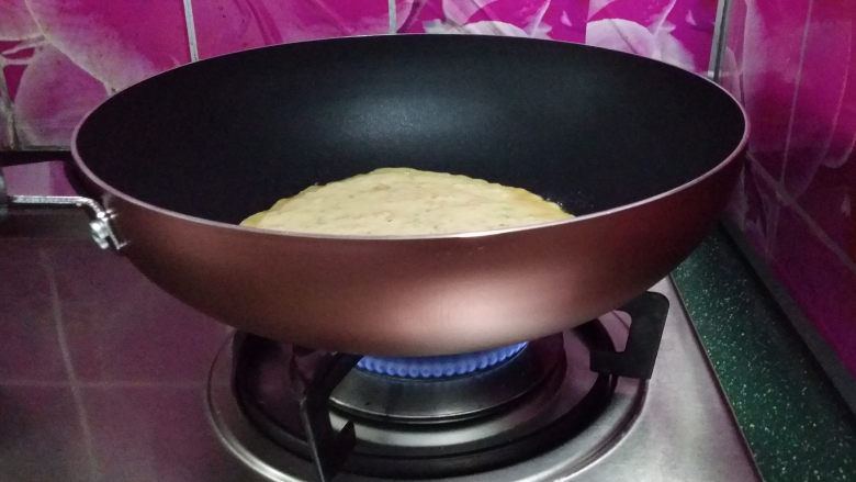 胡萝卜鸡蛋饼,开中小火,煎制四周翘边