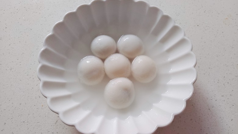 水果汤圆,煮好的汤圆捞出放入碗中