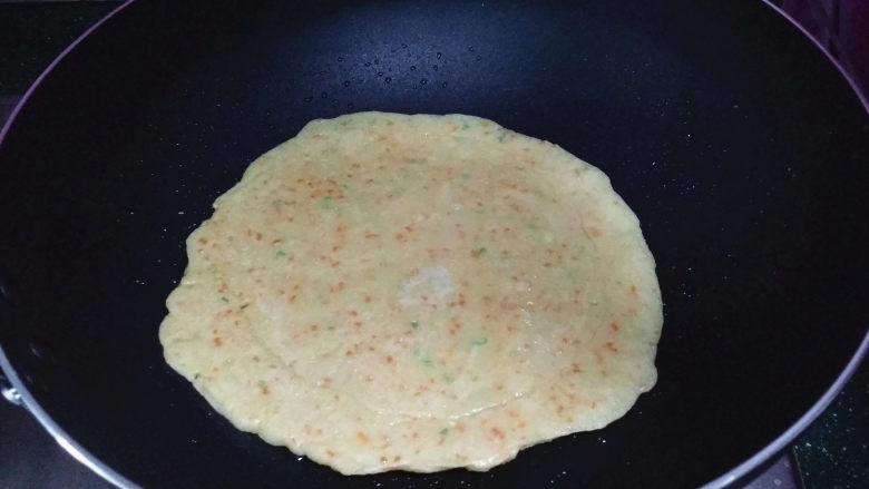 胡萝卜鸡蛋饼,翻面,继续煎