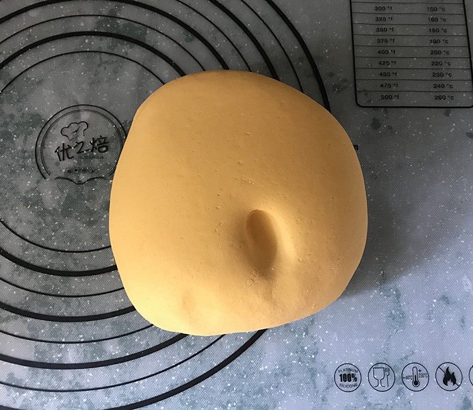 南瓜汤圆,取出面团再揉一揉,面团很快就变得光滑且软硬适中