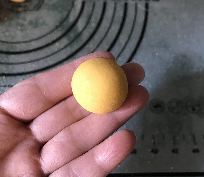 南瓜汤圆,收拢包严搓圆,一个南瓜汤圆就包好了