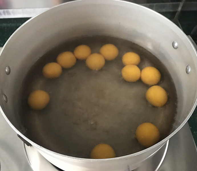 南瓜汤圆,锅中水开,放入汤圆,加盖大火