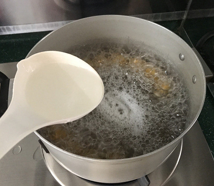 南瓜汤圆,煮开后激二次冷水,继续
