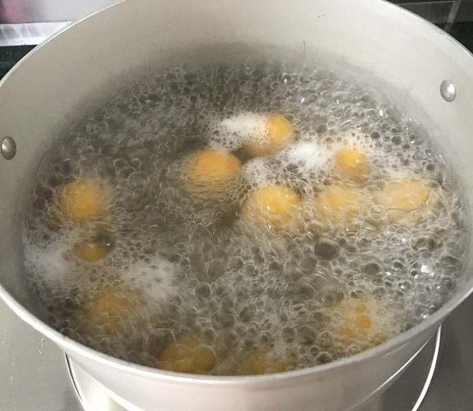 南瓜汤圆,煮至全部飘起,汤圆就熟透了