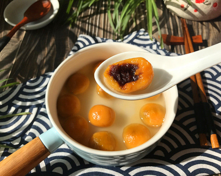 南瓜汤圆,咬上一口,软糯香甜又Q弹,真的非常地好吃