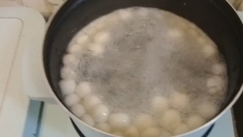 水果汤圆,开水下锅,煮至飘起。
