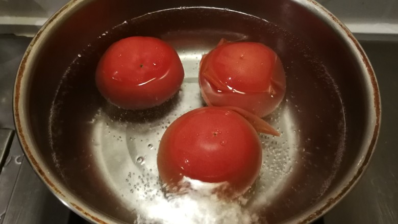 西红柿炒土豆片,西红柿放入开水中汆烫,易于剥皮。
