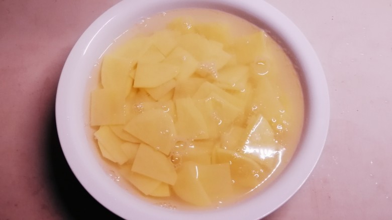 西红柿炒土豆片,<a style='color:red;display:inline-block;' href='/shicai/ 23'>土豆</a>切片,放入清水浸泡,去掉表面淀粉。
