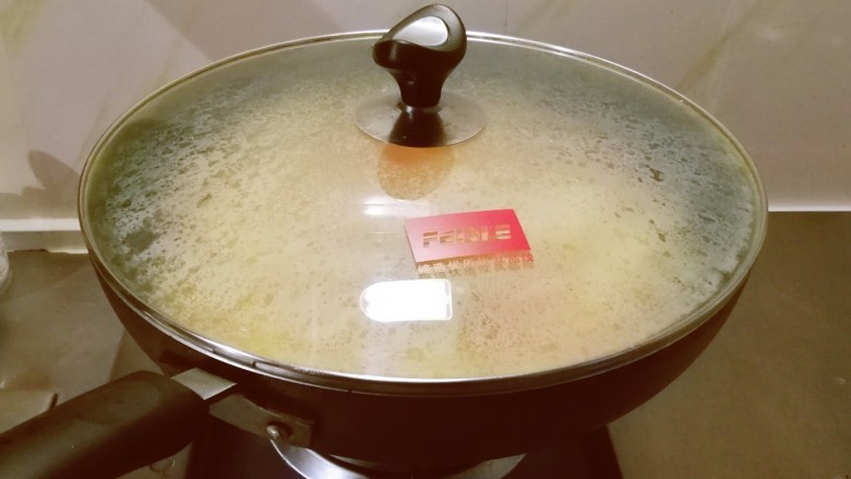 西红柿炒土豆片,加盖子,大火烧开转中小火。