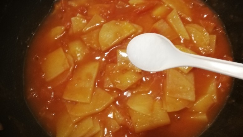 西红柿炒土豆片,3-5分钟,放入盐调味。