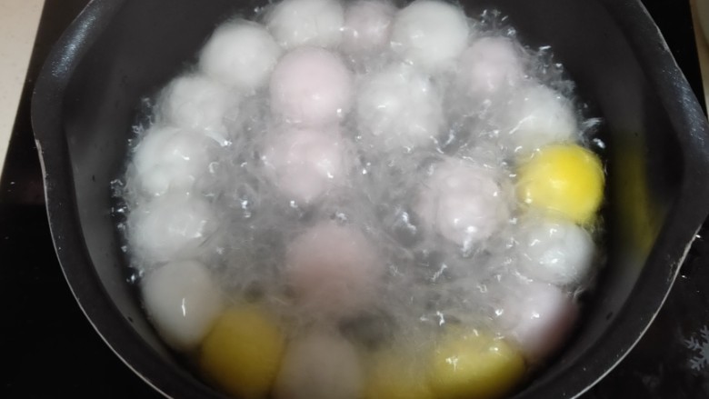水果汤圆,中火煮3～5分钟，煮的过程中汤圆是会出现涨大，都是正常现象，不可大火煮，不然会爆掉裂开，也不建议煮太久，不然会煮烂化开，本人亲测过😄