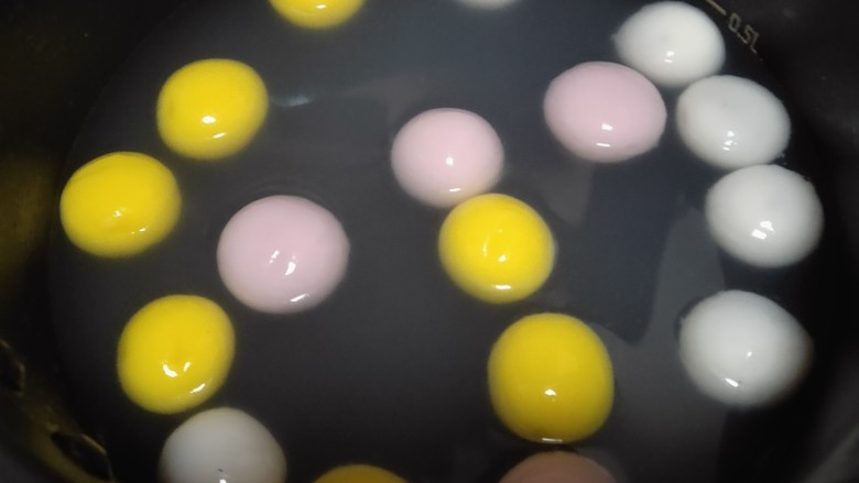 水果汤圆,最后关火，煮熟的汤圆是上浮的