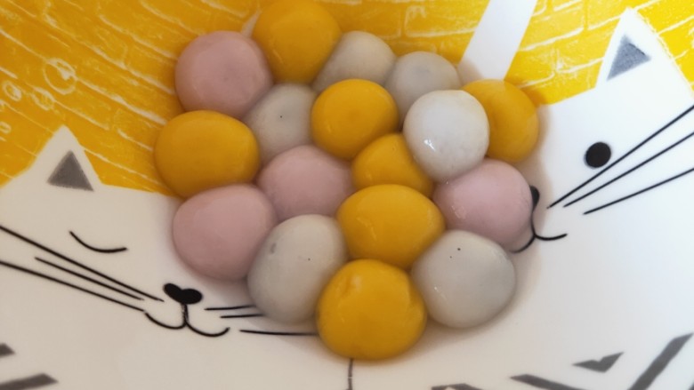 水果汤圆,然后捞起来放入大碗里