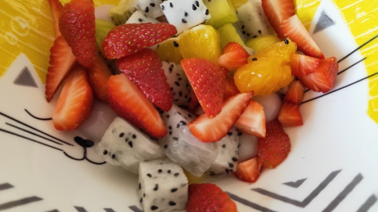 水果汤圆,再放入<a style='color:red;display:inline-block;' href='/shicai/ 608'>火龙果</a>，<a style='color:red;display:inline-block;' href='/shicai/ 592'>草莓</a>，<a style='color:red;display:inline-block;' href='/shicai/ 626'>橙子</a>，<a style='color:red;display:inline-block;' href='/shicai/ 596'>猕猴桃</a>