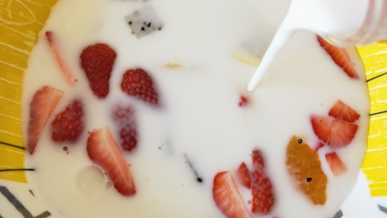 水果汤圆,再倒入<a style='color:red;display:inline-block;' href='/shicai/ 885'>酸奶</a>