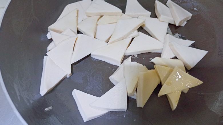 红烧冻豆腐,锅内加入少量食用油,再加入豆腐翻炒