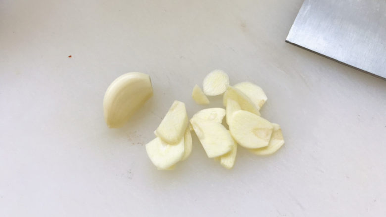 青椒炒平菇,蒜瓣切片;