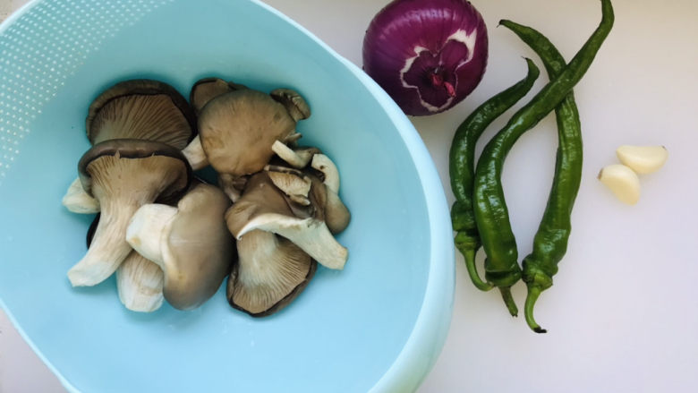 青椒炒平菇,所有用到的食材都在这里;