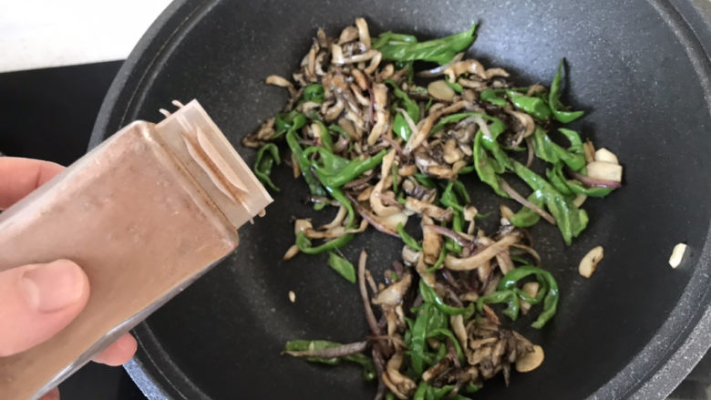 青椒炒平菇,加少许花椒粉;