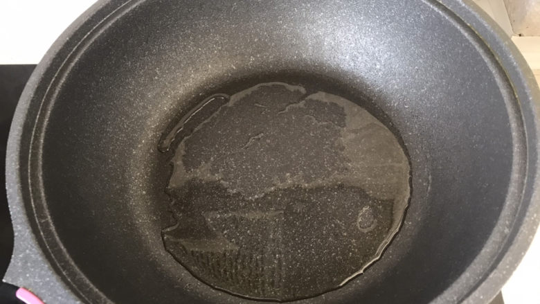 青椒炒平菇,不粘锅中,倒入适量食用油;