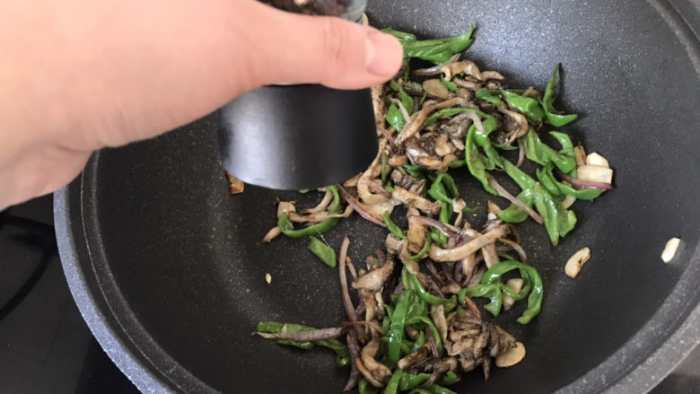 青椒炒平菇,再加入黑胡椒碎增加风味儿;