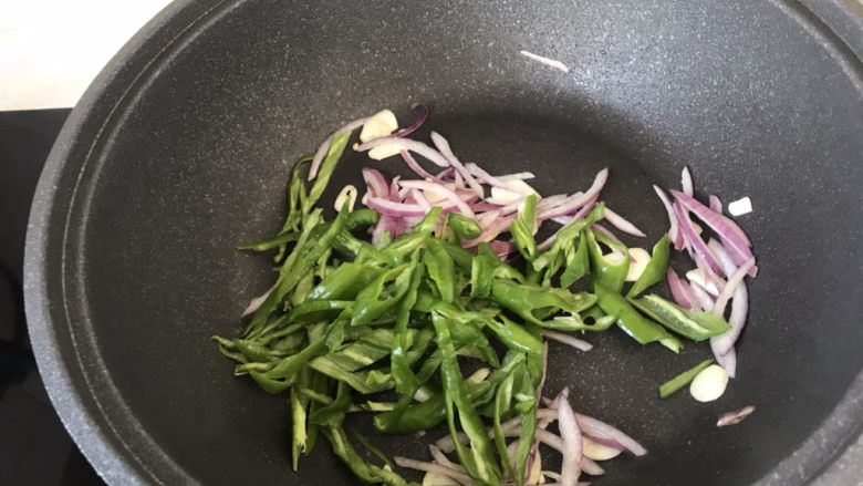 青椒炒平菇,再倒入青椒丝翻炒;